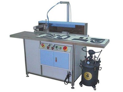 安装了幻影体育平台喷胶机控制系统的喷胶工作平台